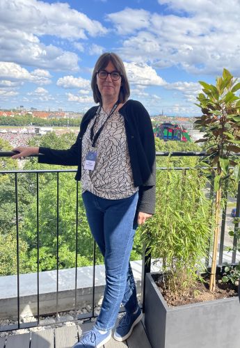 Tanja Rumberger laufend über eine Wiese