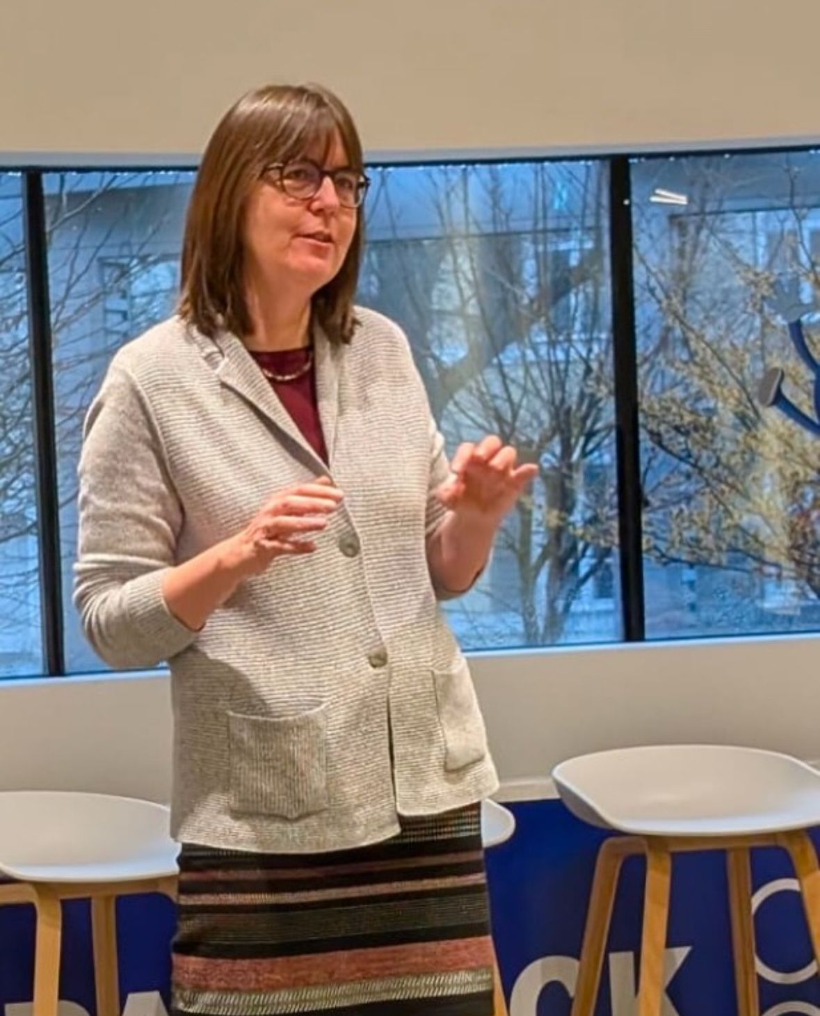 Tanja Rumberger hält eine Rede